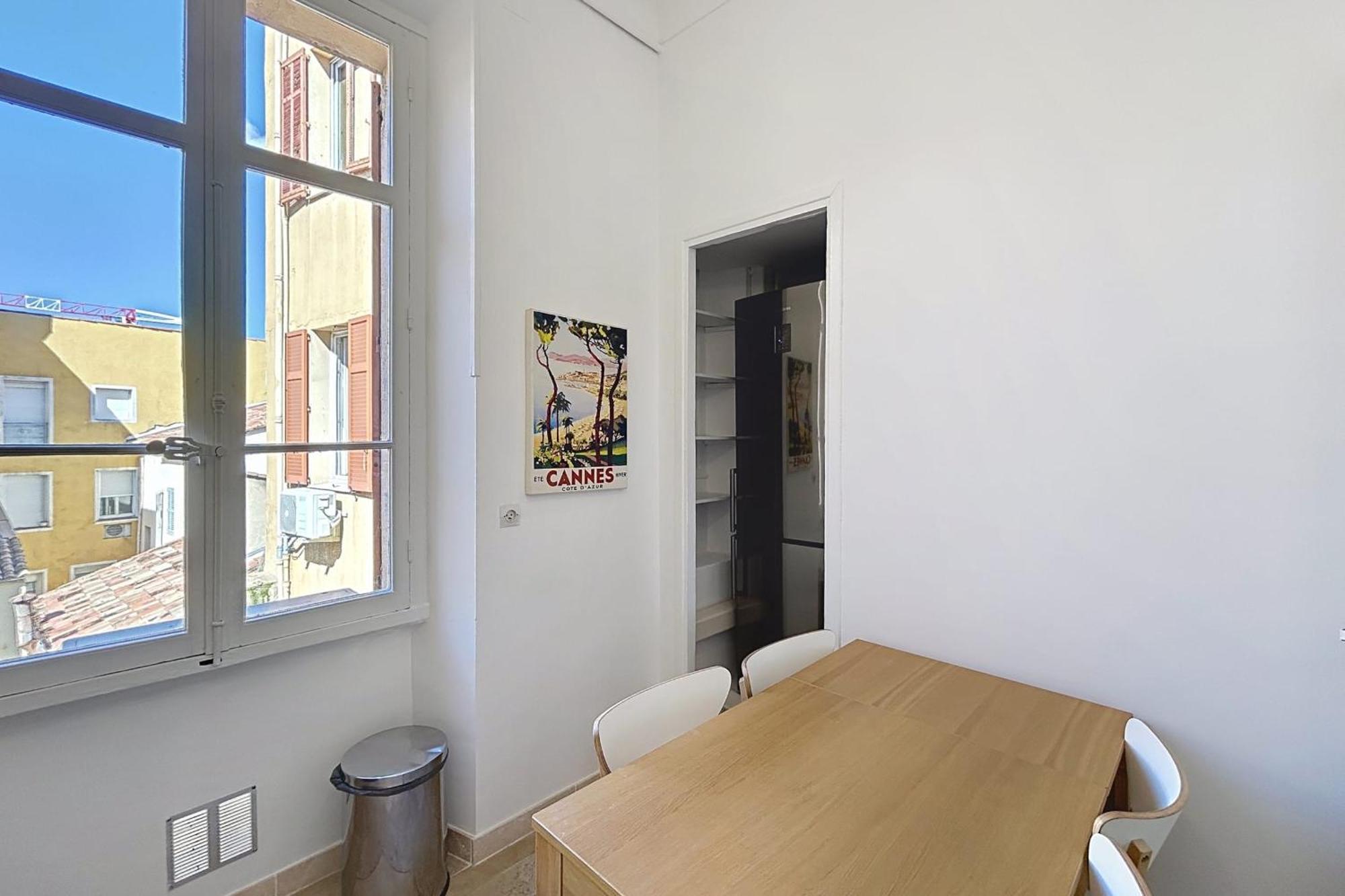 Apartment Felix Faure Bright In The Center With Balcony