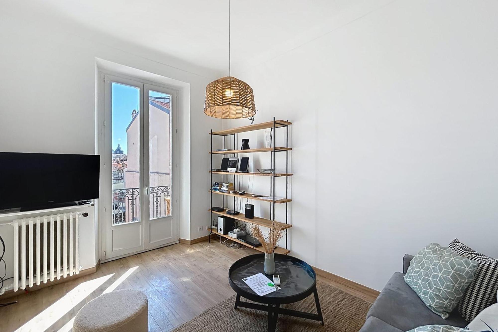 Felix Faure Bright In The Center With Balcony Apartment