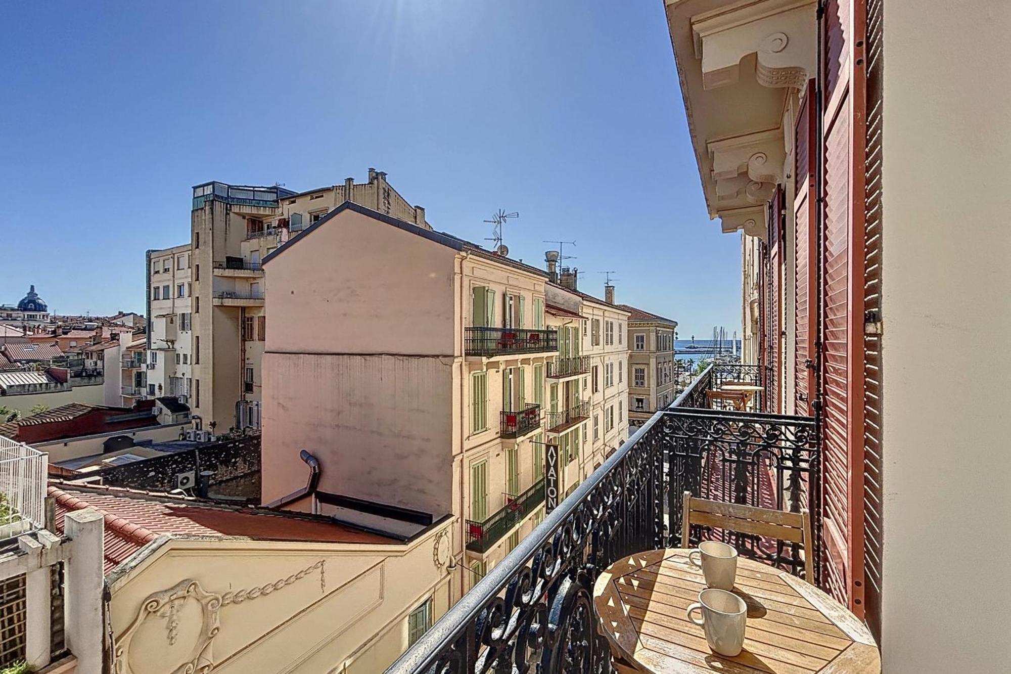 Felix Faure Bright In The Center With Balcony